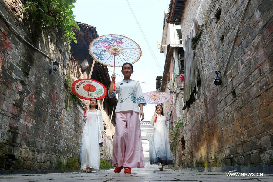 Han-style costumes presented during traditional dress show in SW China