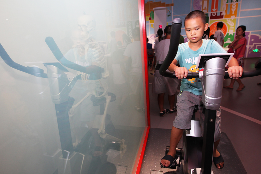 Children explore science and technology at museum in Guangdong