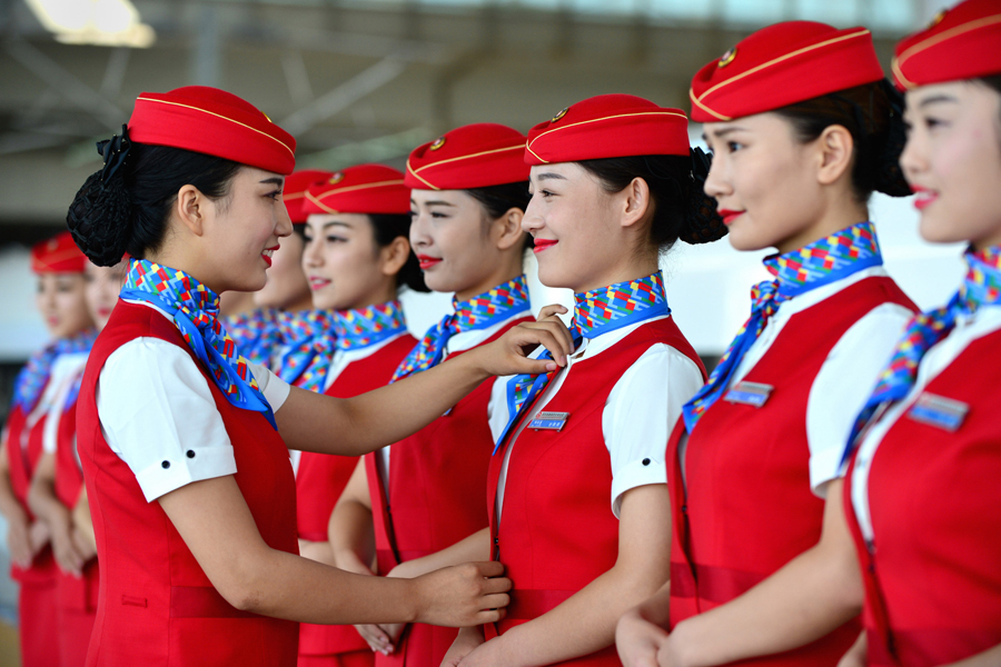 Bullet train attendants strut new look in Xi'an