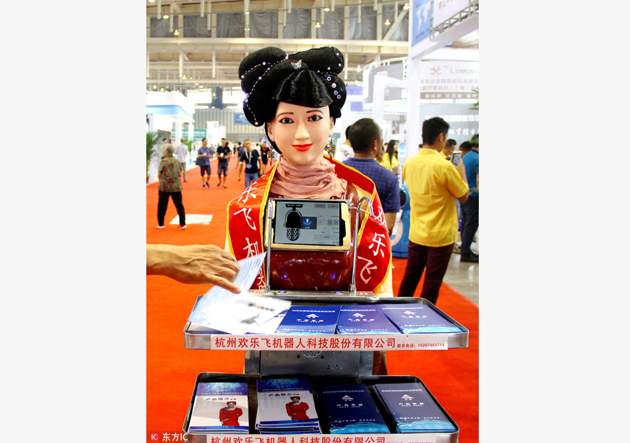 Beautiful, smart robots shine at expo in Nanjing