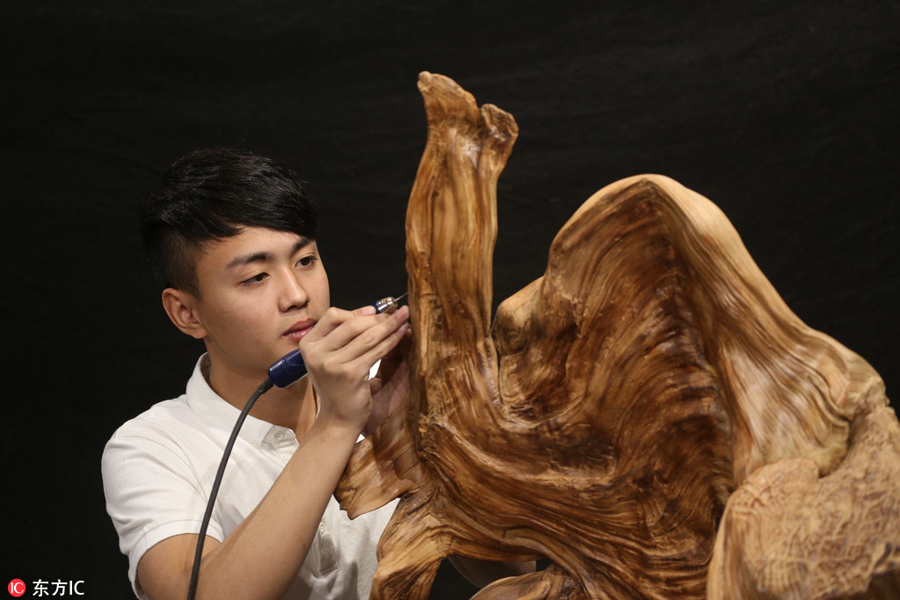 Carver finds fame, money in wood sculptures