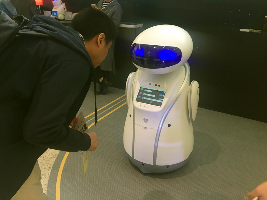 Intelligent robots interact with audiences at Beijing AI expo