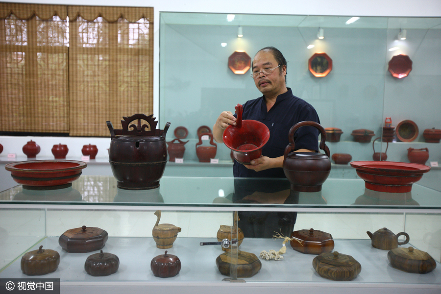 Hand-carved buckets face possible extinction in Zhejiang