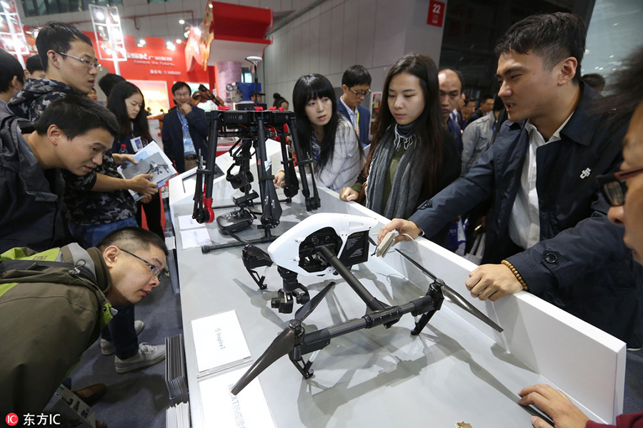 Robots draw people to China International Industry Fair in Shanghai