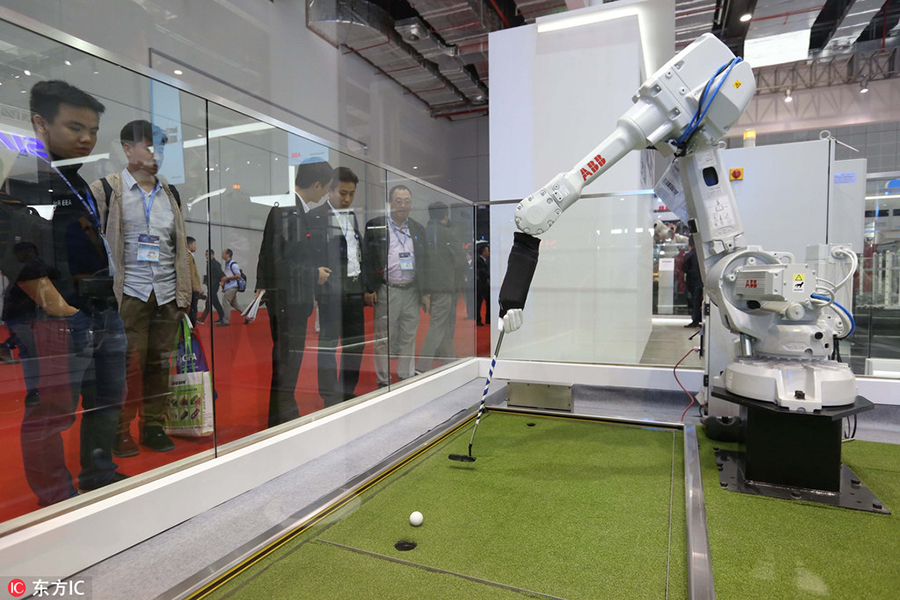 Robots draw people to China International Industry Fair in Shanghai