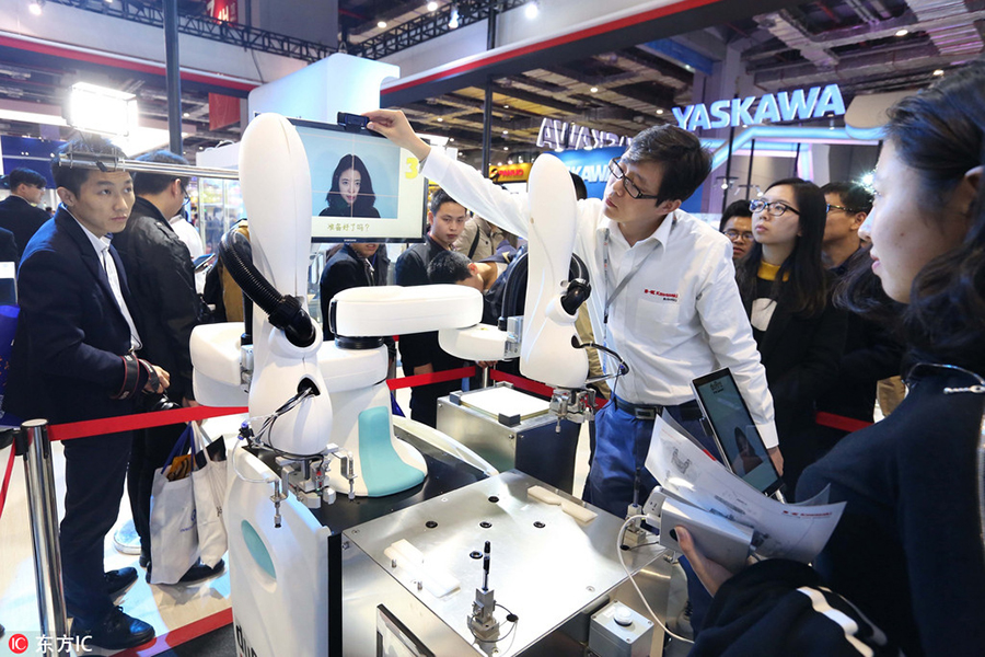 Robots draw people to China International Industry Fair in Shanghai