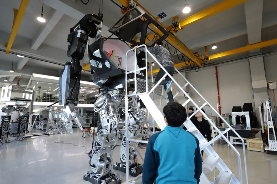 Futuristic manned robot takes first steps in South Korea