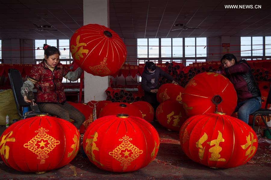 Kaiming factory produces 3,000 lanterns a day