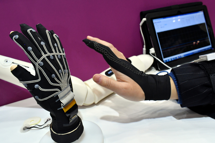 Cutting-edge gadgets on display at Tokyo's Wearable Expo