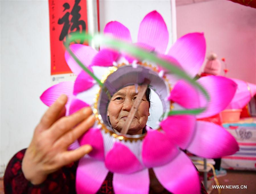 Villagers in Henan busy making lanterns to ensure market supply