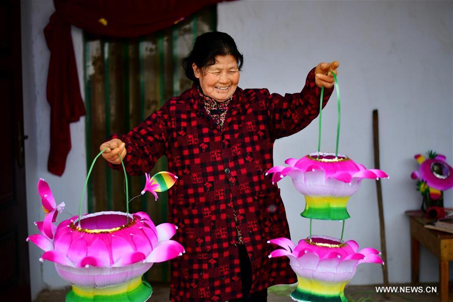 Villagers in Henan busy making lanterns to ensure market supply