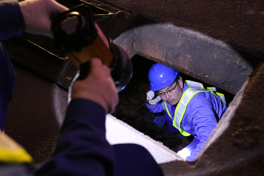 Water pipe 'doctors' do their best work in the night