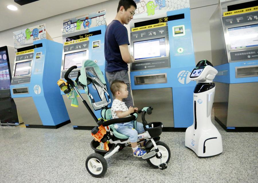 People interact with intelligent robot 'Xiaogui' in E China