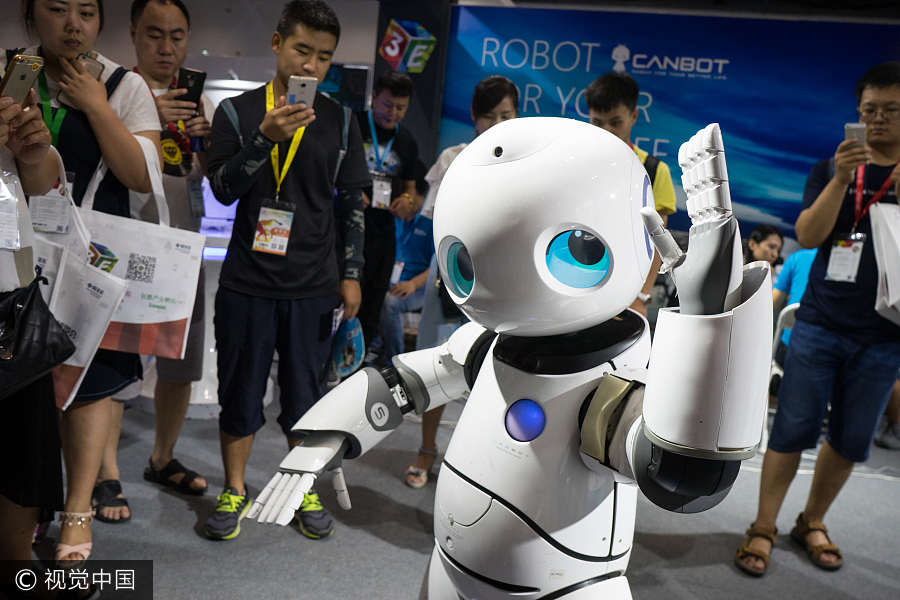 Robots, VR take spotlight at electronics expo in Beijing