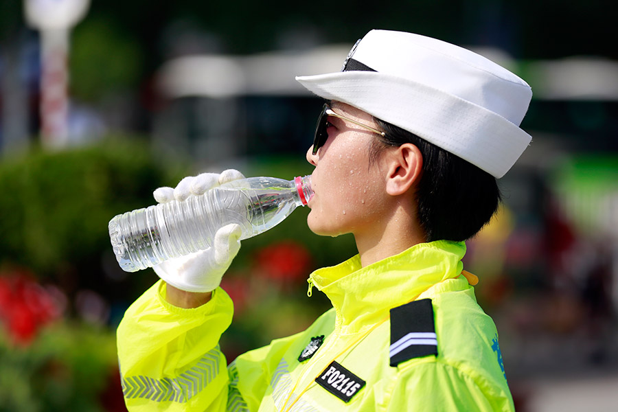 Working up a sweat: Outdoor workers endure heat wave