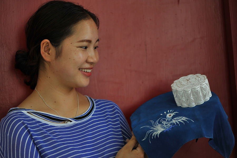 Hand-made silver mooncakes eagerly sought at market