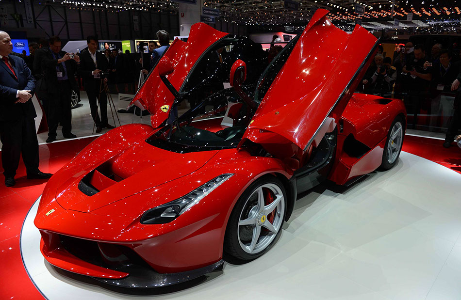 New LaFerrari hybrid debuts at Geneva auto show