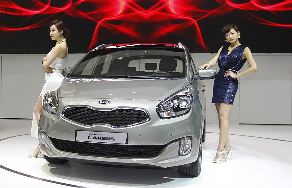 Models and cars at Seoul auto show