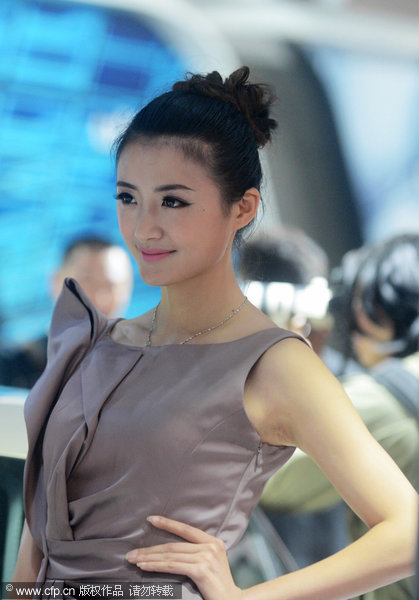 Models take center stage at Yangzhou auto show