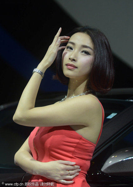 Models take center stage at Yangzhou auto show