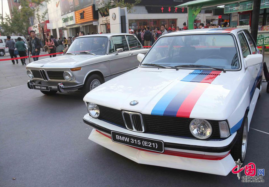 Vintage cars gather in downtown Beijing