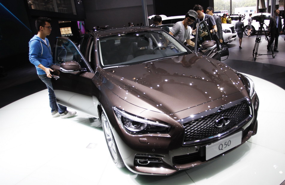 Luxury cars dazzle at Auto Guangzhou 2013