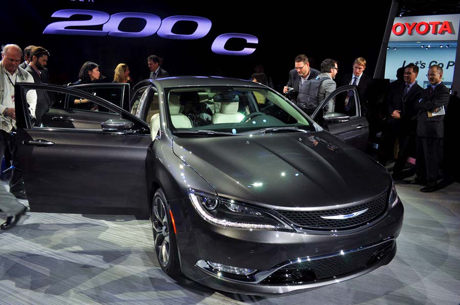 Chrysler 200c unveiled aut Detroit auto show
