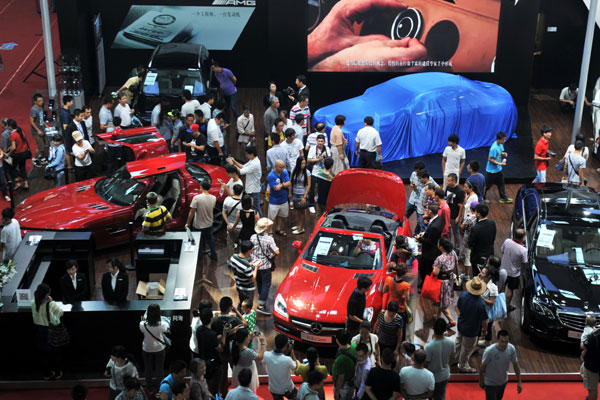 China, US car buyers trust contrasting sources