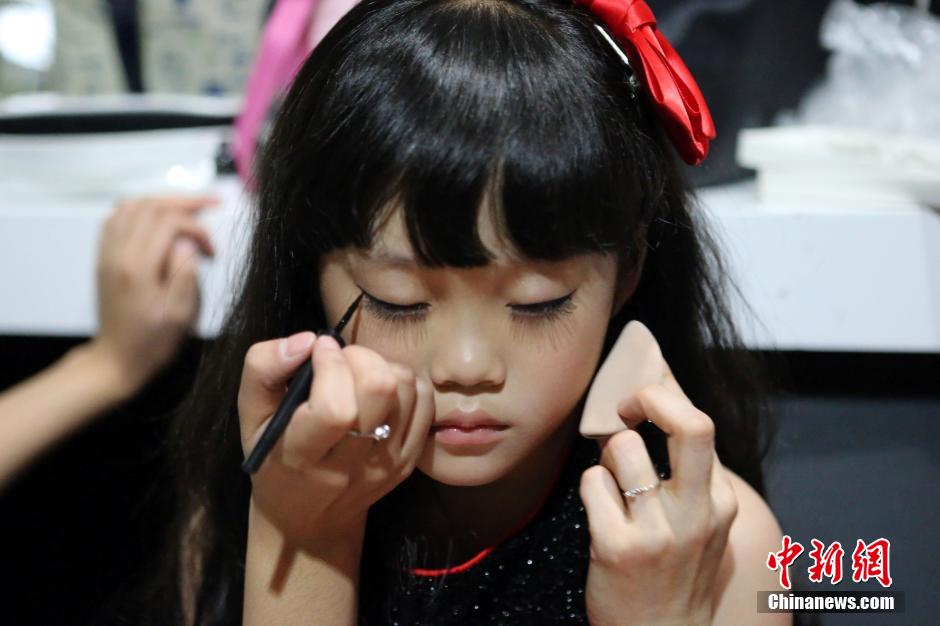 Adorable kids model at Taiyuan auto show