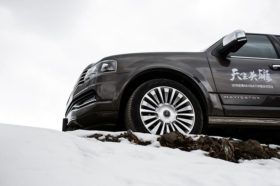 Lincoln Navigator SUV crosses Yunnan