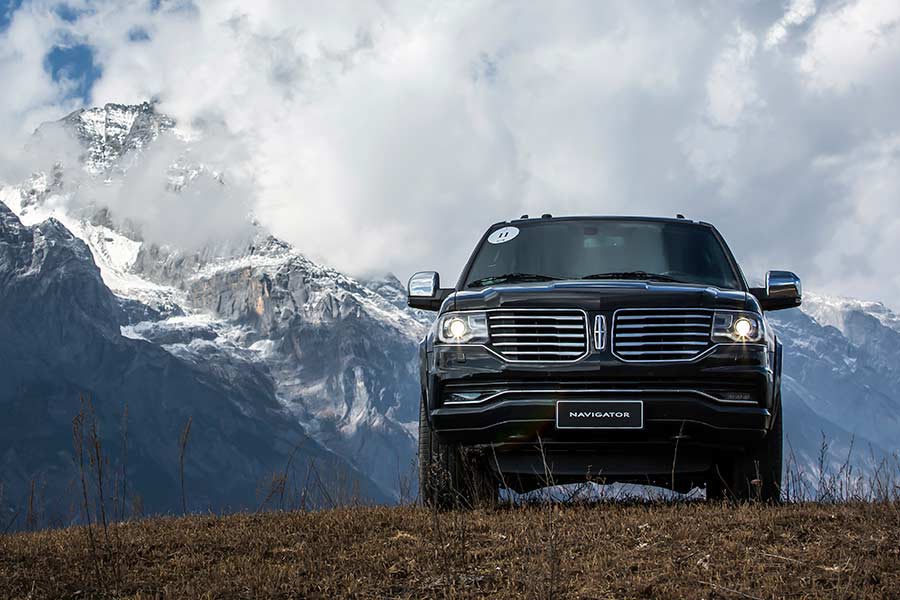 Lincoln Navigator SUV crosses Yunnan