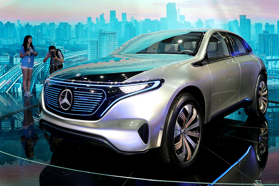 New energy cars and VR attract visitors at Auto Guangzhou