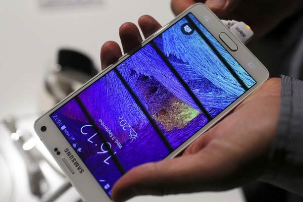 Samsung unveils Galaxy Note 4 with extras