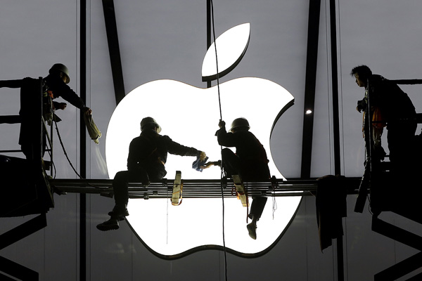 Apple becomes first US company to break $700 billion valuation
