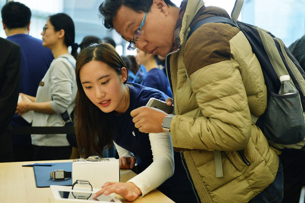 Fans queue to get their hands on Apple Watch