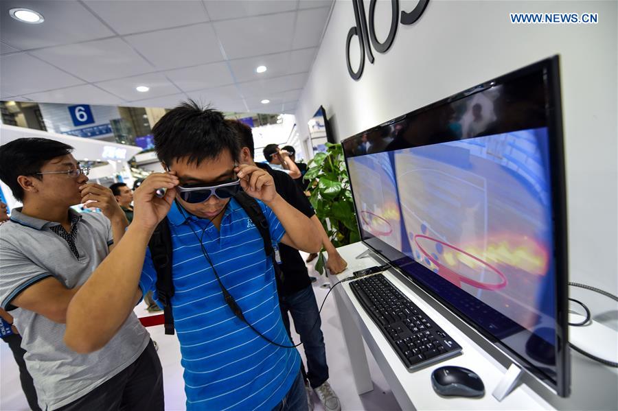 Virtual reality devices, products displayed at China Hi-tech Fair