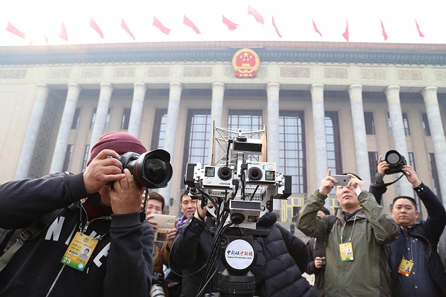 Turn of virtual reality cameras at two sessions