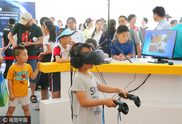 Chinese thrilled by VR at science exhibition