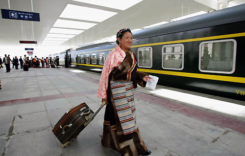 An ethnic Tibetan boards the first train at Lhasa Railway Station as it heads for Lanzhou in Gansu province July 1, 2006. 