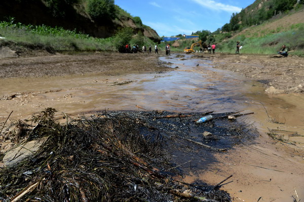 Oil spill pollutes river in NW China