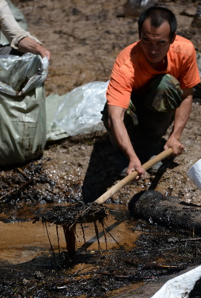 Oil spill pollutes river in NW China