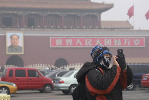 Beijing issues alert as smog smothers N China