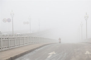 China fights air pollution as smog persists