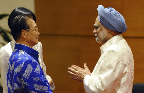 Wen talks with Singh at ASEAN summit