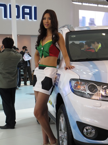 Hyundai show girl