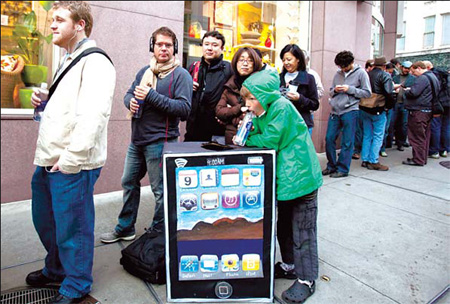 Crowds snap up first Apple iPads