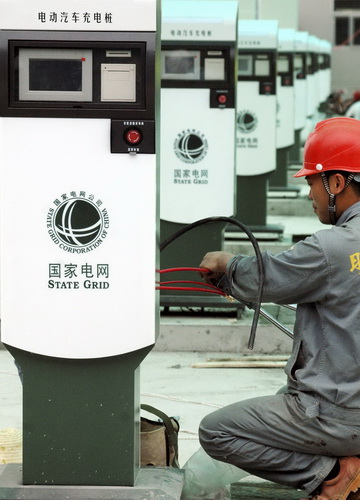 Electric car recharging station opens in E China