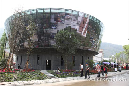 Tourists visit new Yingxiu town