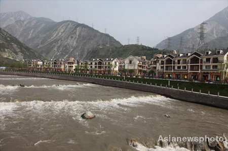 Tourists visit new Yingxiu town