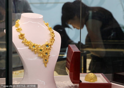 Glittery expo attracts jewelry fans in Shanghai